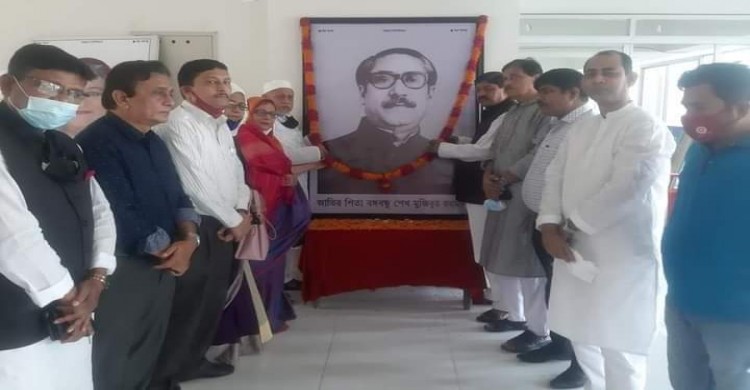 প্রতিষ্ঠা বার্ষিকীতে বঙ্গবন্ধুর প্রতিকৃতিতে কক্সবাজার জেলা আওয়ামী লীগের শ্রদ্ধা নিবেদন