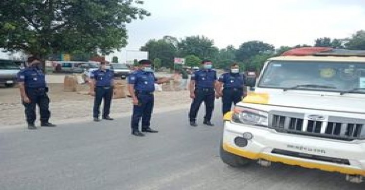 লকডাউনে কঠোর অবস্থানে খানসামা থানা পুলিশ