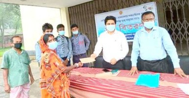 রংপুরে জেলা প্রশাসন কর্তৃক হরিজন সম্প্রদায়ের মাঝে আর্থিক সহায়তা প্রদান
