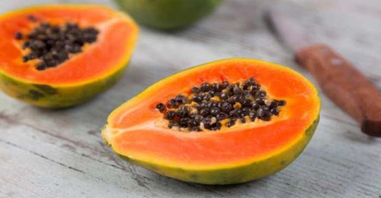 ত্বকের পরিচর্যায় সবার আগে আপনার খাবার তালিকায় ফল রাখুন