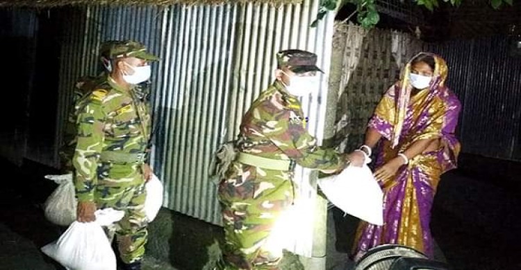 রাতের আধারে ঘুরে ঘুরে তিস্তার চরে সেনাবাহিনী খাদ্য সামগ্রী বিতরণ