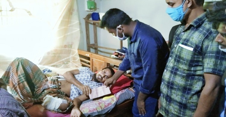 ঘোড়াঘাটে অকালে পঙ্গুত্ব বরণ করা ব্যক্তিকে  নগদ অর্থ উপহার দিলেন এমপি শিবলী সাদিক