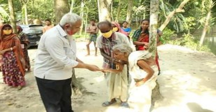 পলাশবাড়ীর বরিশাল ইউনিয়নের হিন্দু সম্প্রদায়ের মাঝে নগদ অর্থ বিতরণ