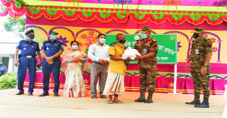 ঘোড়াঘাটে দুস্থদের মাঝে সেনাবাহিনীর খাদ্যসামগ্রী বিতারণ