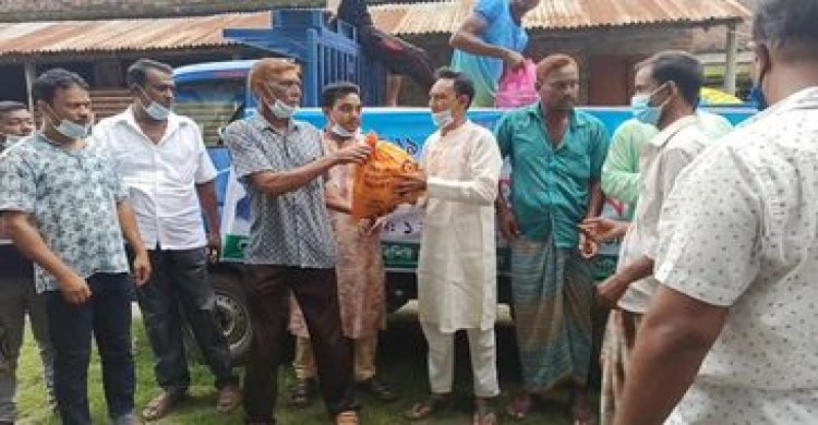 দুস্থদের মাঝে খাদ্য সামগ্রী বিতরণ করলেন সমাজ সেবক সোহেল