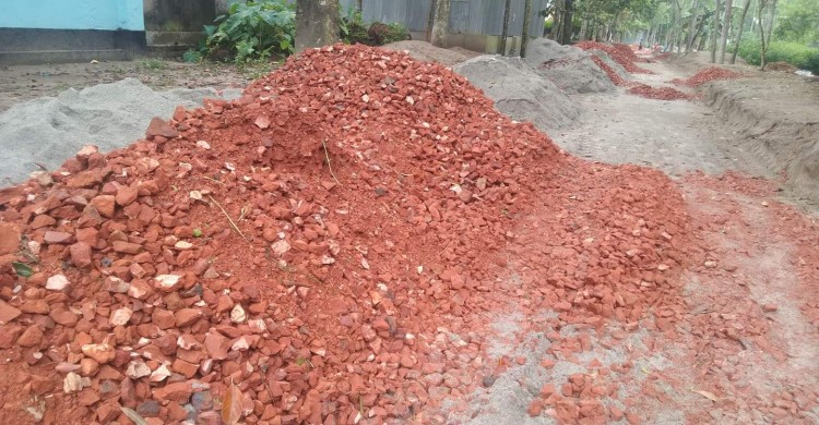 লালমনিরহাটে সড়ক নির্মাণে নিম্নমানের খোয়া ব্যবহার কাজ বন্ধ করে দিলেন এলাকাবাসী