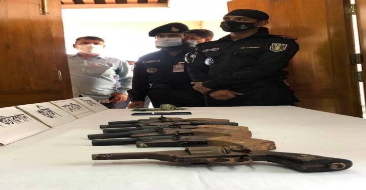 নওগাঁয় অভিযান চালিয়ে ৬টি আগ্নেয়াস্ত্র ও গুলিসহ দুই অস্ত্র ব্যবাসায়ীকে গ্রেপ্তার করেছে র‌্যাব