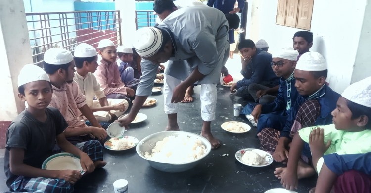 ঘোড়াঘাটে এমপি শিবলী সাদিকের জন্মদিন উপলক্ষে এতিম শিশুদের মধ্যে খাবার বিতারণ করলো উপজেলা ছাত্রলীগের