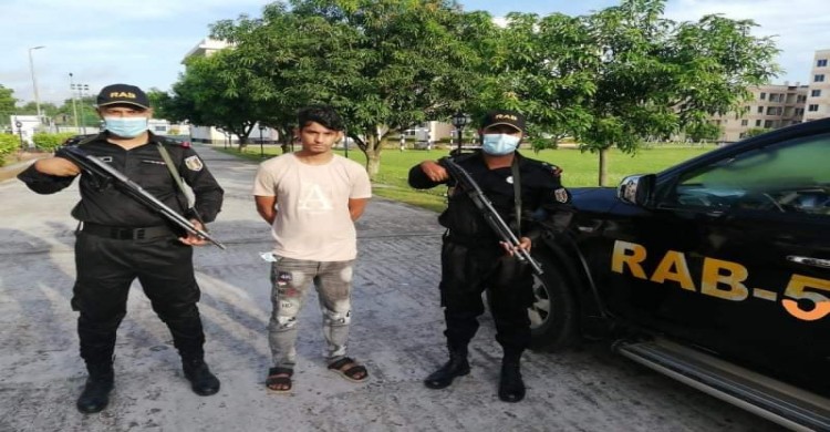 পুঠিয়ায় গাঁজা ও বিদেশী মদসহ একজন আটক