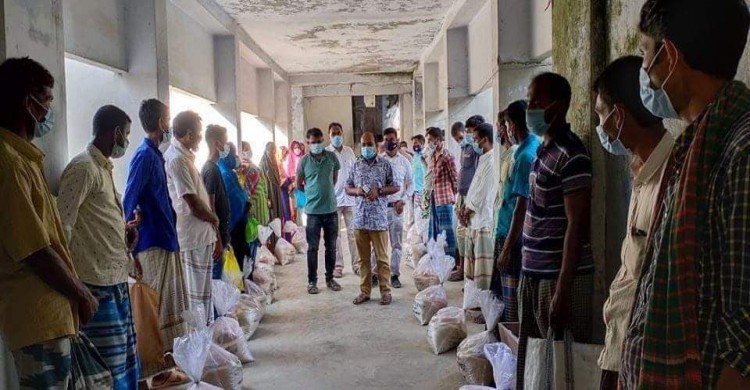 সাপাহারে ৩৩৩ কলে খাদ্যসামগ্রী পৌঁছালেন ইউএনও