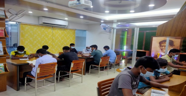 মজিবুর রহমান স্মৃতি গ্রন্থাগারে বাড়ছে পাঠকের সংখ্যা-গ্রামের প্রতিটি বাড়িতে বই পৌছে দেবার উদ্যোগ