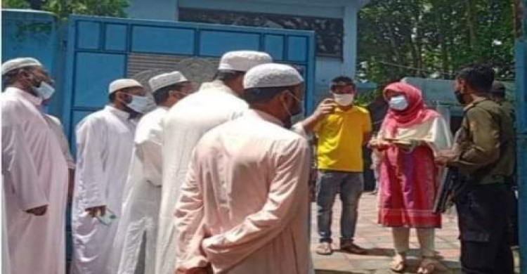 রামগড়ে ইমাম লাঞ্চিতের প্রতিবাদে স্মারক লিপি প্রদান