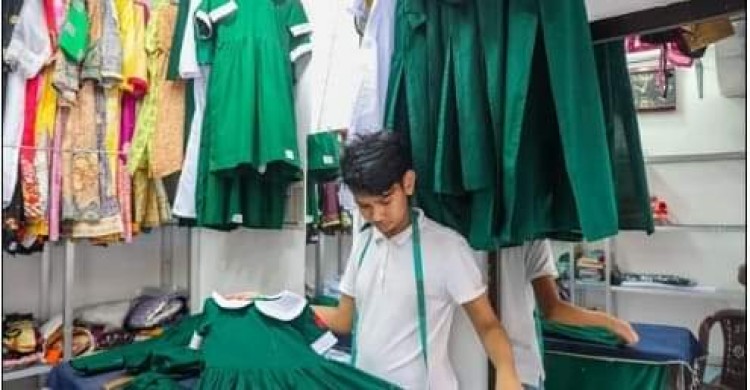 গাইবান্ধায় স্কুল খোলার খবরে জামা-জুতোর দোকানে ভিড়