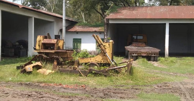 অযত্ন ও অবহেলায় তিস্তা ব্যারেজের                         কোটি কোটি টাকার গাড়ী ও যন্ত্রাংশ ধ্বংসের পথে