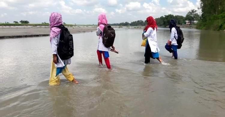 লালমনিরহাটের তিস্তার চরের শিক্ষার্থীরা স্কুল খোলার আনন্দে কাঁদাপানি-বালুচর পেরিয়ে স্কুলে