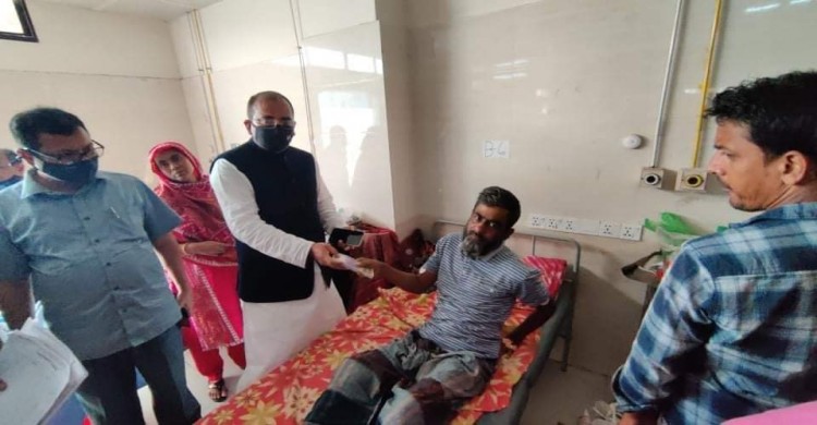 অসহায় বিল্লালের চিকিৎসার দায়িত্ব নিলেন আলী আজম মুকুল