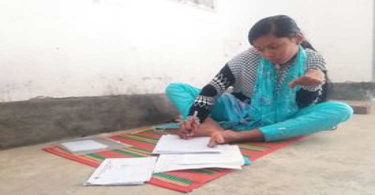 পা  দিয়ে লিখে পরীক্ষা দিলো জনিকা রানী  শিক্ষক হওয়ার স্বপ্ন