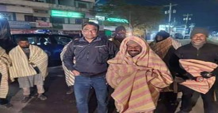 গভীর রাতে  শীতার্ত অসহায় মানুষের পাশে সাপাহার থানার ওসি