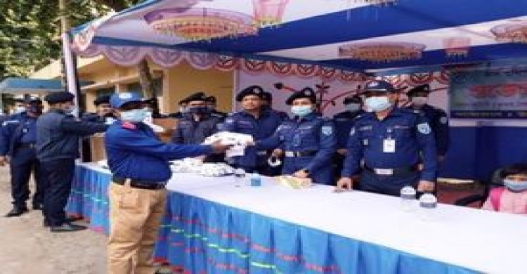 উলিপুরে গ্রাম পুলিশ ও নৈশ প্রহরীদের শুভেচ্ছা উপহার দিলেন পুলিশ সুপার