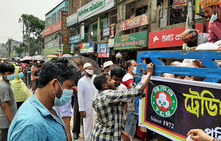 দিনের বেশিরভাগ সময়ই অন্য সব রাস্তা ফাঁকা থাকলেও ব্যস্ততা কমে না রাজধানীর মতিঝিল এলাকায়। কর্মদিবসে সরকারি-বেসরকারি প্রতিষ্ঠানের কর্মীদের ভিড় লেগেই থাকে। আর সাপ্তাহিক ছুটির দিনগুলোতে বসে ভাসমান দোকান। কিন্তু সরকারঘোষিত কঠোর লকডাউনের তৃতীয় দিনে রাজপথে মানুষ নেই। ছবি: জাগো নিউজ